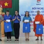 5. Đ.c Ngô Thị Hiền – Bí thư Quận Đoàn, đại diện tặng các phần quà tết cho đoàn viên, thanh niên của Quận