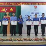 6. Đ.c Ngô Thị Hiền – Bí thư Quận Đoàn, tặng giấy khen cho các cá nhân xuất sắc