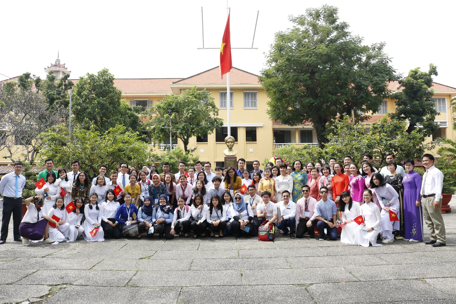 1. Các đại biểu chụp hình lưu niệm cùng lãnh đạo Quận, Ban Giám hiệu nhà trường và học sinh ở tượng chị Nguyễn Thị Minh Khai